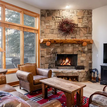 Luxury Townhome, Private Hot Tub